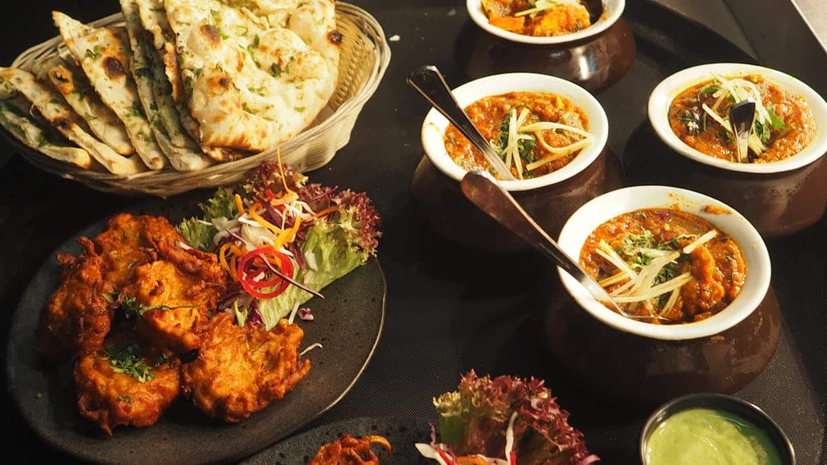 Surtido de entrantes con pan, fritos y guarniciones para catering