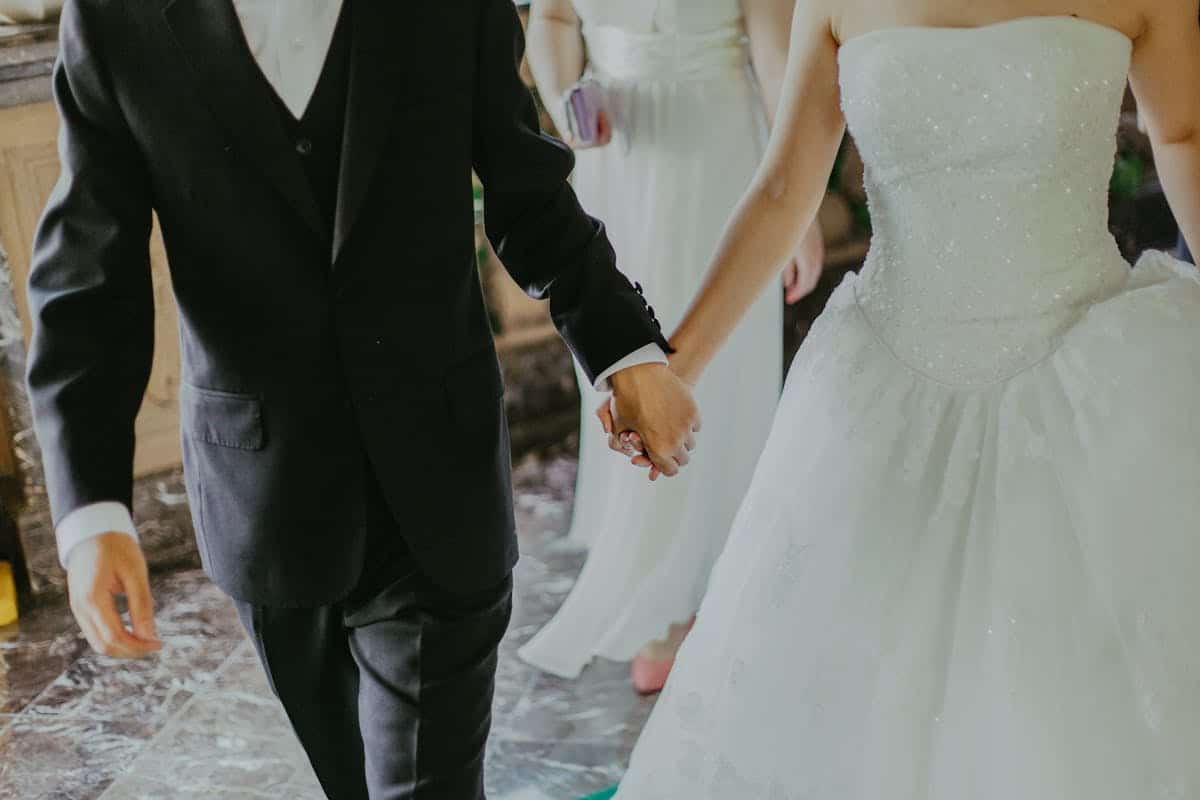 Novios tomados de la mano en una boda con catering especializado