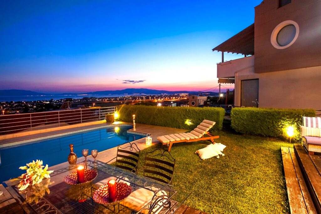 Terraza con piscina iluminada al atardecer para evento privado