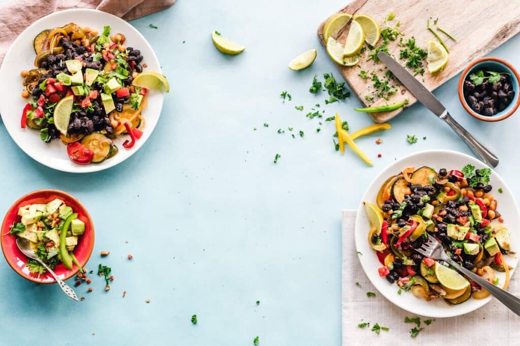 Ensalada colorida con aguacate, alubias negras y verduras frescas