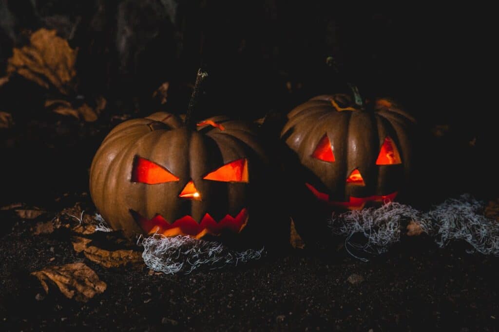 Dos calabazas talladas iluminadas para decoración de evento de Halloween